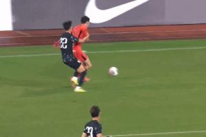 不慣著！韓國球員挑釁拜合拉木，留洋荷乙的王博豪出頭將其撞倒