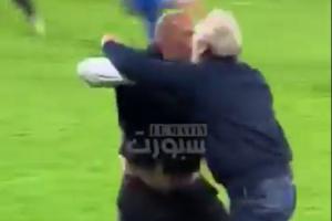 怒噴對(duì)手施巫術(shù)！無緣世界杯后，尼日利亞主帥沖向?qū)Ψ剿坪跸氪蛉? >
                                        </div>
                                    </div>
                                                                        <div   id=