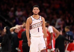 差距太大！布克&奧孔武爭(zhēng)球 前者提前起跳違例