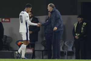 貝林厄姆半場和對手換球衣！球迷吐槽：他以為自己是超級巨星