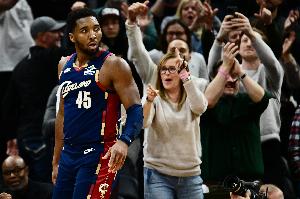 得分火力兇猛！米切爾半場13中10&三分4中3砍下25分 另有3助1斷