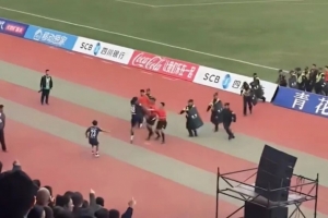 川超涼山隊(duì)隊(duì)員賽后飛踹主裁，律師：或面臨拘留、罰款與長期禁賽