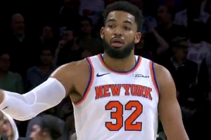 懸念回來(lái)了！哈特積極拼搶前場(chǎng)籃板 唐斯首記三分命中追到差1分！