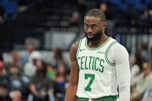 狀態(tài)不好！杰倫·布朗半場6中3拿到6分2板2助 出現(xiàn)3失誤