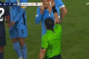 本坦庫(kù)爾鏟到對(duì)方球員腳踝染紅離場(chǎng)，烏拉圭1-5落后于美國(guó)