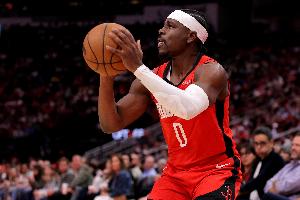 對(duì)飚米切爾！阿隆·霍勒迪連續(xù)三分、2+1 末節(jié)砍下14分了！