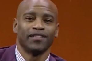 卡特名人堂演講談到曾經(jīng)打橄欖球 麥迪繃不住笑了出來(lái)