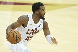 終于醒了？米切爾第四節(jié)半節(jié)砍下15分 將分差縮小至2分