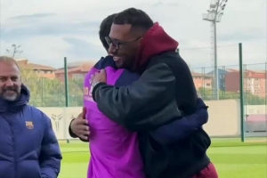 巴薩社媒曬博阿滕造訪訓練基地視頻，與老隊友萊萬擁抱