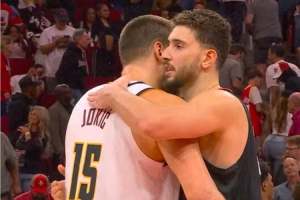 哥還是你猛??！申京賽后和約基奇擁抱寒暄??
