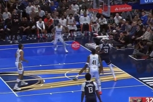 ??克萊底角三分瞄了一眼 竟然打到了籃板側(cè)沿