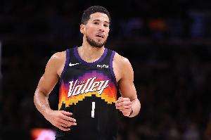 手感不佳串聯(lián)不錯(cuò)！布克半場(chǎng)8中2拿到6分1板8助 4失誤