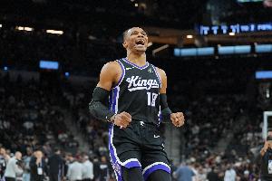 風(fēng)馳電掣！威少左沖右突 連續(xù)攻筐得手率隊(duì)占據(jù)主動(dòng)