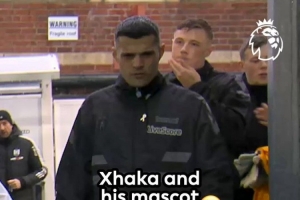 好暖！扎卡賽前給球童穿上自己的外套