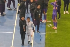 惺惺相惜！于漢超賽后特意前往對(duì)手替補(bǔ)席，與于根偉擁抱致意