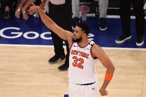 這么輕松嘛？唐斯三分線外突破過(guò)掉薩格斯 起三步換左手劈扣！