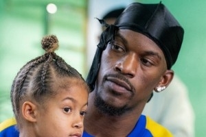 巴特勒現(xiàn)身舊金山新鞋發(fā)售現(xiàn)場(chǎng) 小老弟庫明加到場(chǎng)支持