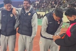 泰山球員澤卡、馬德魯加、彭嘯現(xiàn)身齊魯超決賽，與球迷互動(dòng)