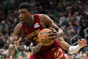 出其不意！米切爾四分衛(wèi)長(zhǎng)傳 助攻托馬斯·布萊恩特輕松快下扣籃