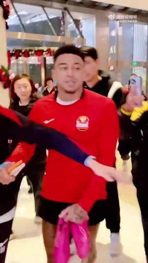 人氣火爆！球迷在酒店與林加德合影，球隊(duì)工作人員護(hù)送其進(jìn)入電梯