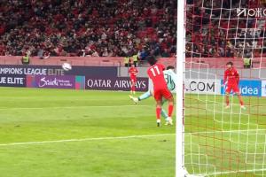 呂文君上搶對方門將時將其撞翻，被裁判出示本場第一張黃牌