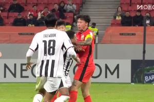 張琳芃身后飛鏟林加德，兩人爆發(fā)沖突！主裁判給兩人各一張黃牌