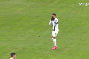 林皇白慶祝了！首爾外援禁區(qū)內無人防守打飛，林加德捂臉不敢相信