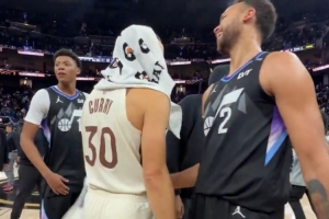 老隊友！李凱爾賽后與庫里、追夢、小佩頓擁抱互動