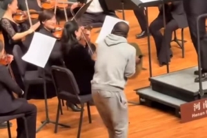 阿奇姆彭轉(zhuǎn)發(fā)自己在音樂會(huì)的搞怪視頻：多么令人驚嘆！??