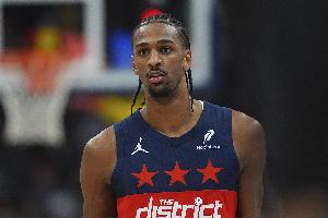 沖擊力十足！薩爾正面持球強攻 力壓波爾津吉斯打板命中