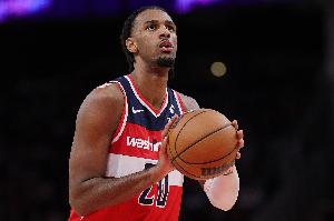 內(nèi)線摧枯拉朽！薩爾半場10中7 得到15分8籃板1搶斷1蓋帽