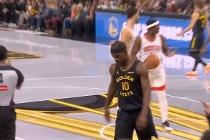 沖擊力十足！巴特勒對(duì)抗防守強(qiáng)攻打進(jìn)加罰 打破3分鐘得分荒