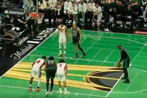 揚眉吐氣！杰倫·布朗單打哈里斯 強攻籃下拋投高打板涮進2+1！