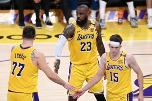 A史密斯：湖人需年輕人來(lái)搭配東契奇&里夫斯 而不是41歲的詹姆斯