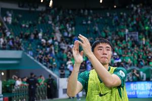 李磊代表中國俱樂部各項職業(yè)賽事出場300場，其中國安215場進6球