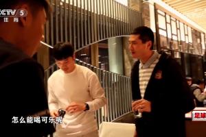 自律！邵佳一在飯桌旁告誡西海岸球員：職業(yè)球員怎么能喝可樂呢？