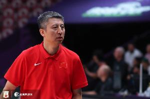 媒體人：中國男籃好像在打20年前的籃球 站好位置往內(nèi)線給 這不行