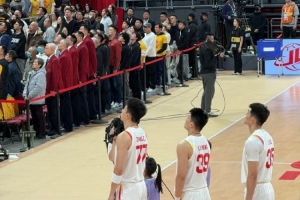 媒體人：前輩督戰(zhàn)&球迷吶喊是動(dòng)力也是壓力 男籃失去亞洲杯松弛感