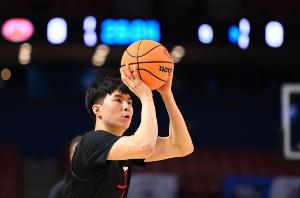 李賢重爆砍33+14！解說：重點人爆得早 就把賽前紙條輪番糊他臉上