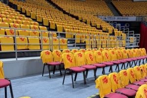 氣氛到位了！五棵松看臺鋪滿“為夢想，正當燃”助威T恤