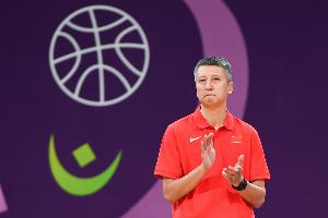 最后要籃板時周琦&曾凡博一直在場下 防守回合一直是李祥波在場上