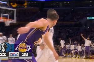 克萊防守未失位 東契奇連續(xù)晃動命中三分&隨后拍克萊屁股調(diào)戲