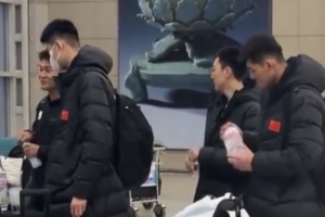 眾人神情輕松！中國男籃已經(jīng)抵達(dá)韓國 隊長趙睿隨隊出征