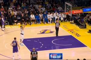 東契奇被吹犯規(guī)不滿抱怨吃到技術(shù)犯規(guī) 克萊執(zhí)行罰球命中