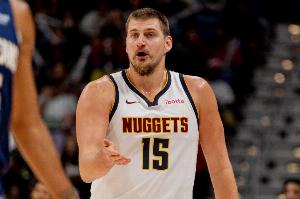 這也太夢(mèng)幻了！約基奇背后騷傳還能球領(lǐng)人 斯潘塞·瓊斯輕松放籃