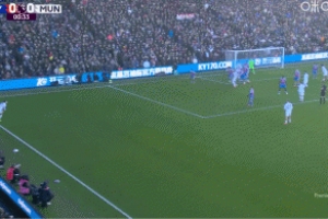 開場造險！曼聯(lián)界外球造禁區(qū)亂戰(zhàn)，卡塞米羅射門被亨德森撲出！