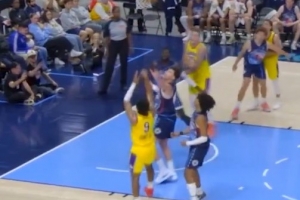 絲滑小連招！布朗尼左手變向轉(zhuǎn)身后仰 壓哨命中