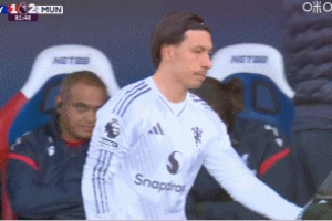 時隔近10個月！曼聯(lián)中衛(wèi)利桑德羅第82分鐘替補登場，完成復(fù)出