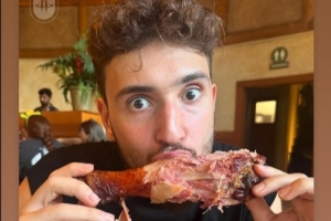 火箭官方曬申京吃火雞照片嘲諷爵士！申京INS轉(zhuǎn)發(fā)