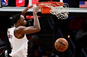 提振士氣！莫布里搶到前場(chǎng)籃板轉(zhuǎn)身到籃下完成雙手掛筐暴扣